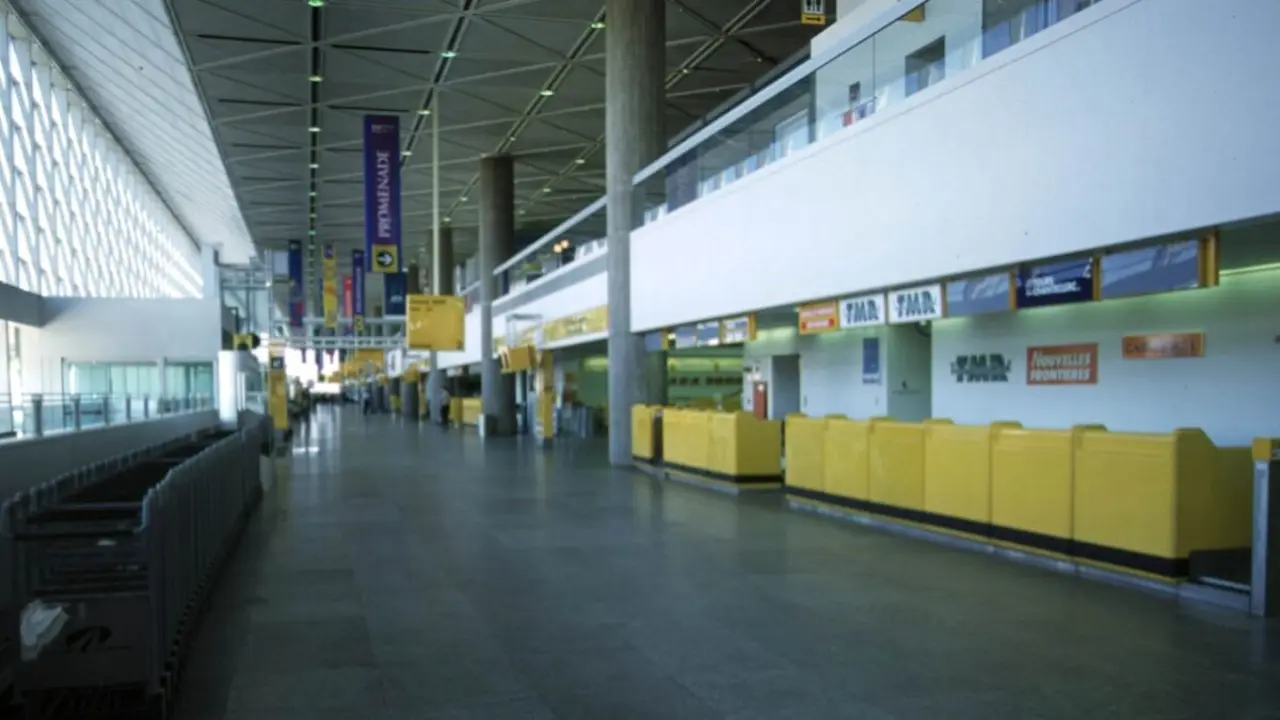 LOT Polish Airlines YMX Terminal – Montréal–Mirabel International Airport